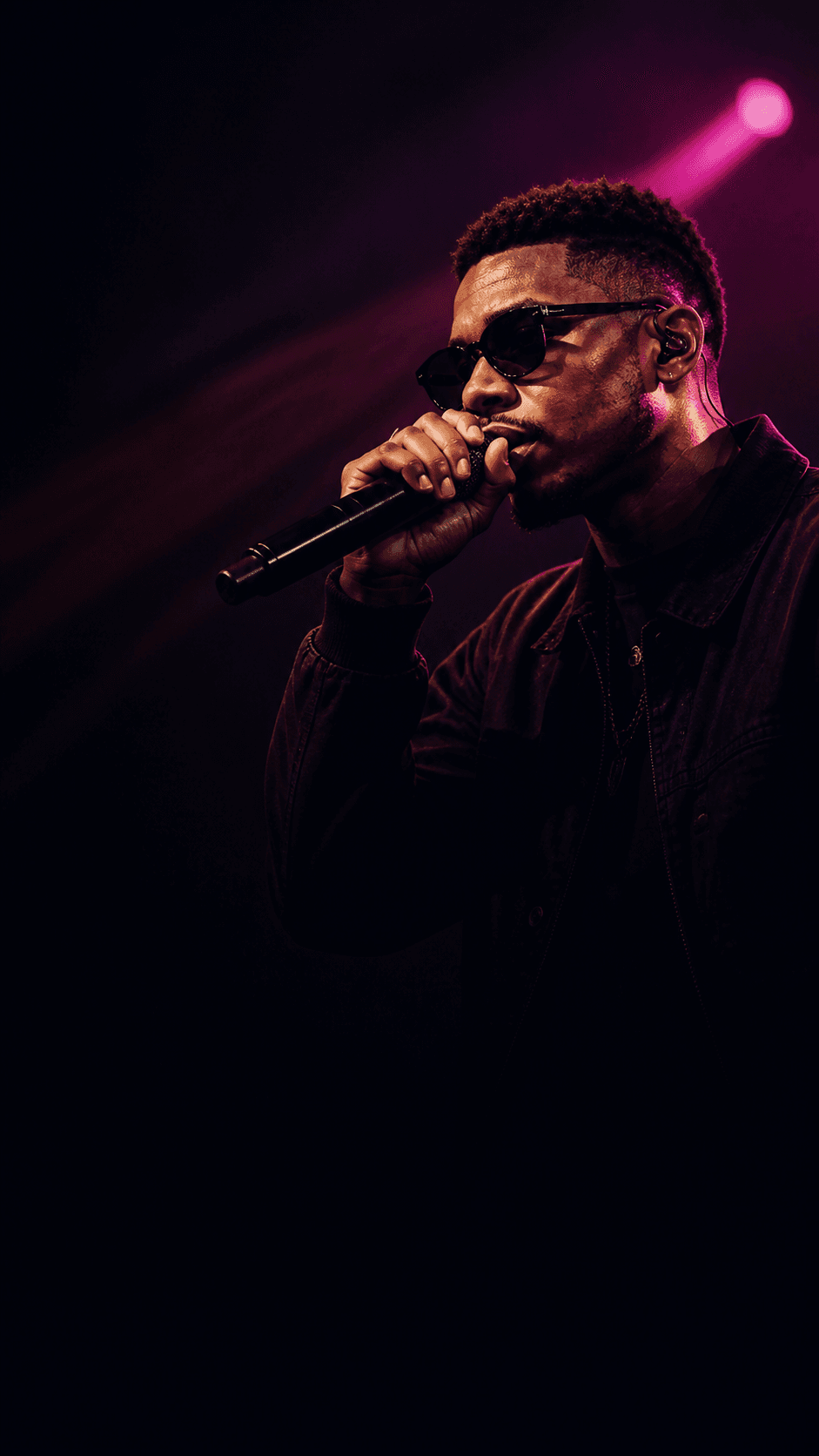 Artista se apresentando no palco